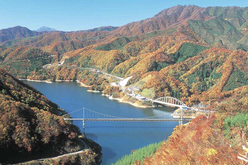九頭竜湖の水面に映る紅葉を、湖面から